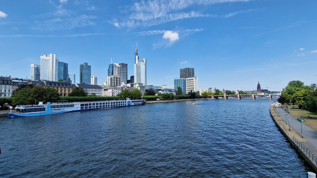 Flusskreuzfahrtschiff mit Frankfurter Skyline