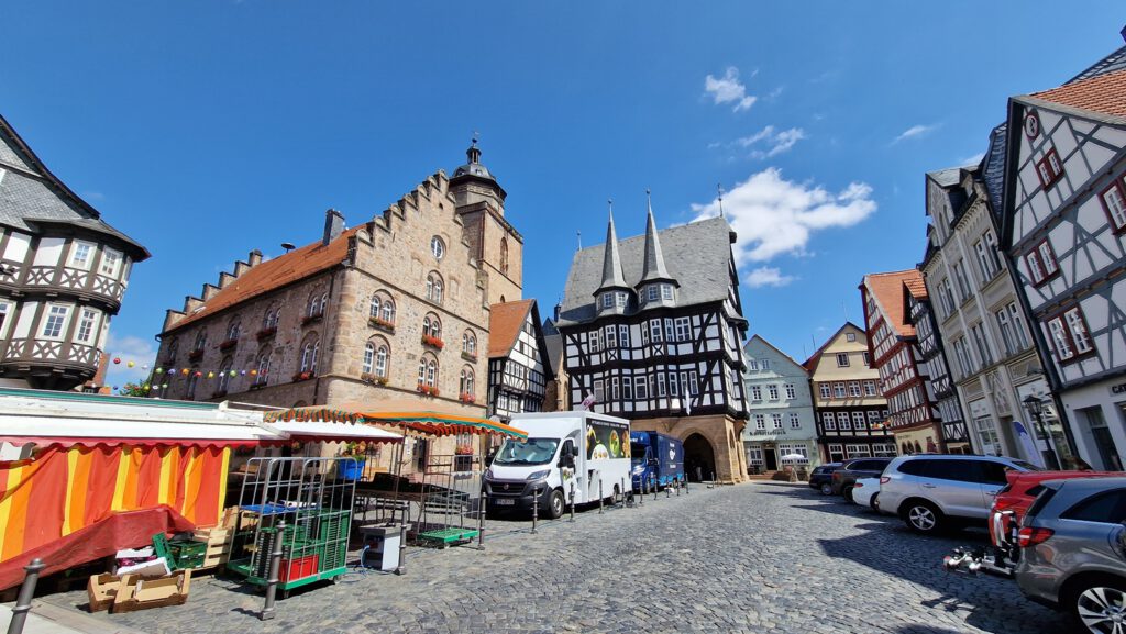 ... und Rathaus. Links daneben das Weinhaus.