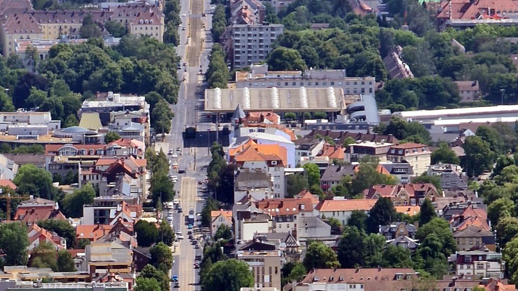 Bahnhof Kassel-Wilhelmshöhe vom Herkules aus gesehen