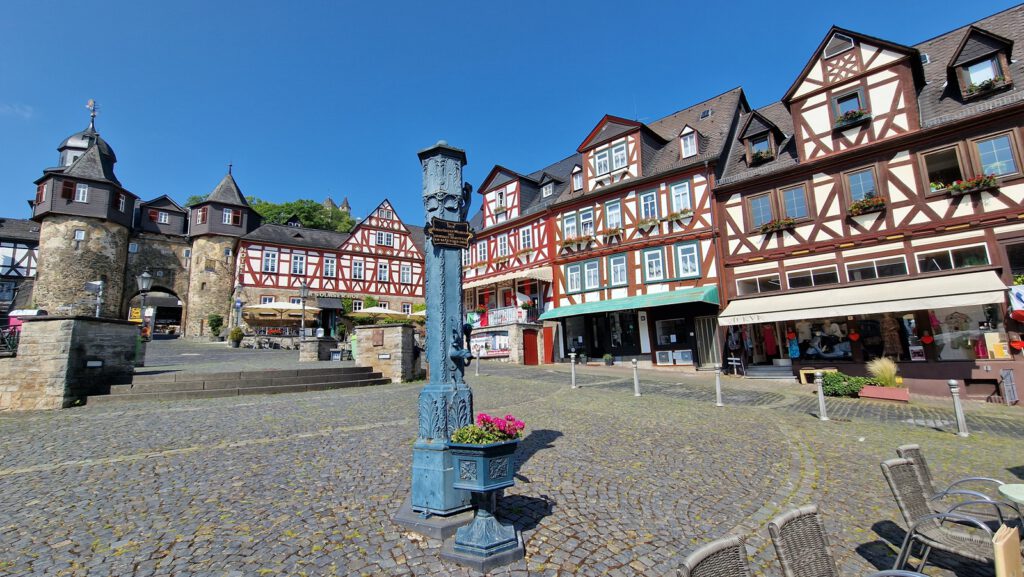 Marktplatz von Braunfels mit Marktbrunnen