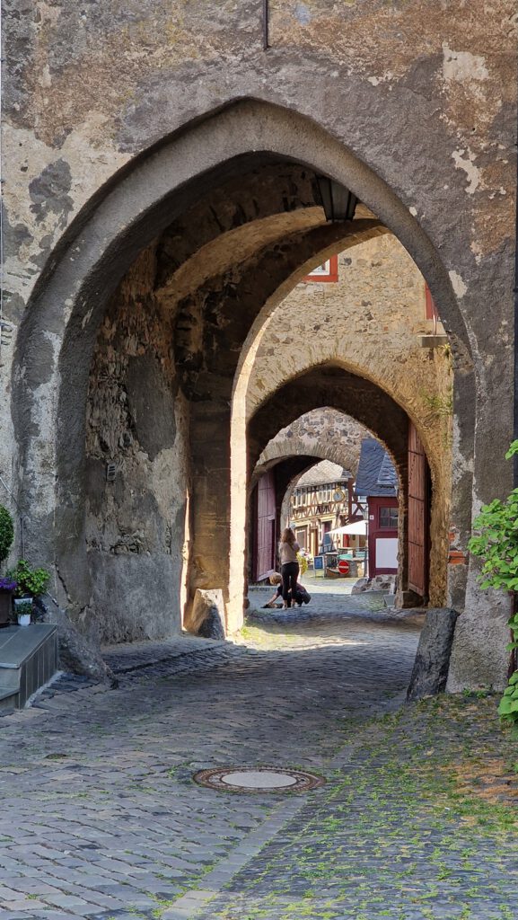 Blick durch drei Pforten
