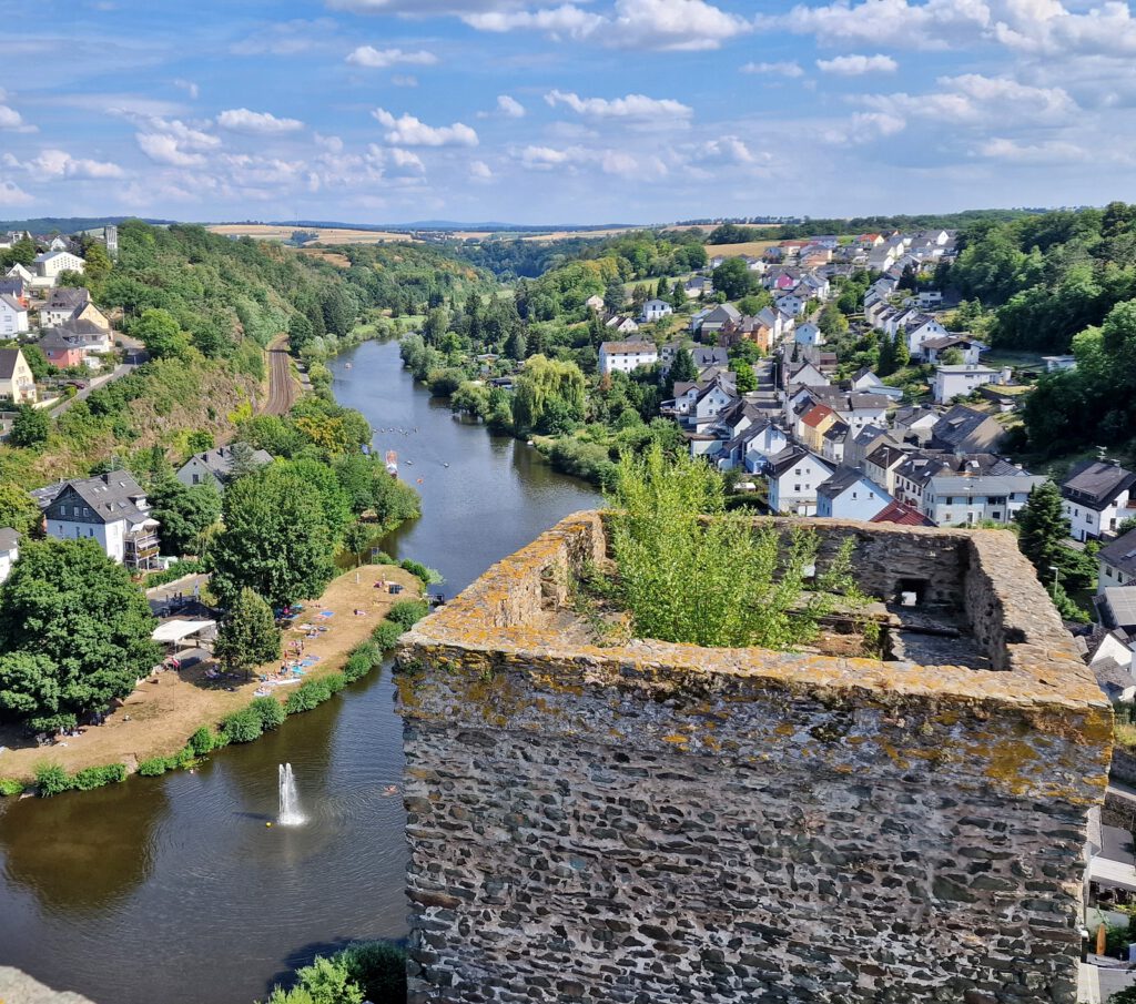 Blick vom Bergfried auf die Lahn ...