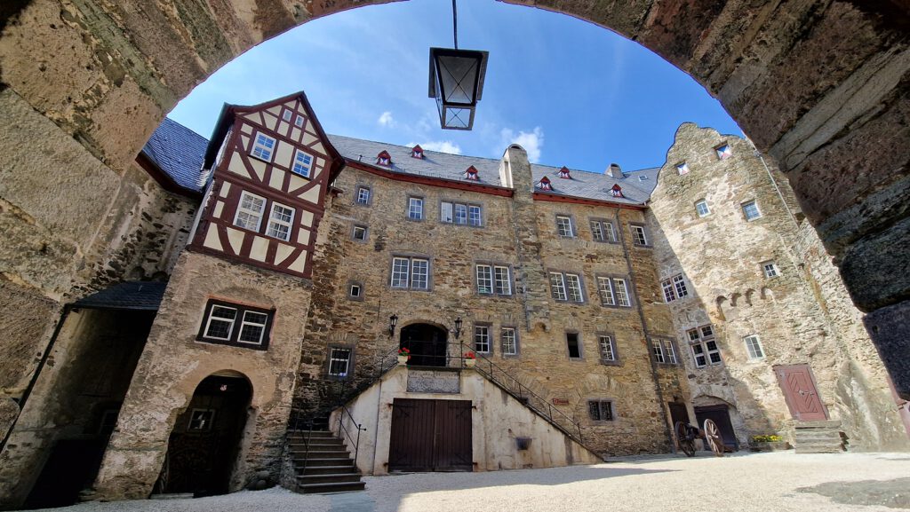 Durchgang von Unterburg zur Oberburg