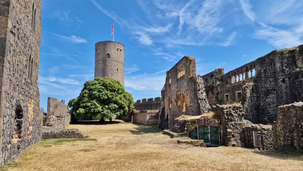 Burg Münzenberg, Blick auf den Ostturm