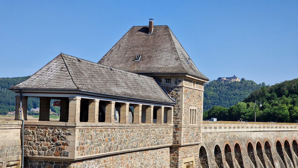 Edertalsperre mit Burg Waldeck im Hintergrund