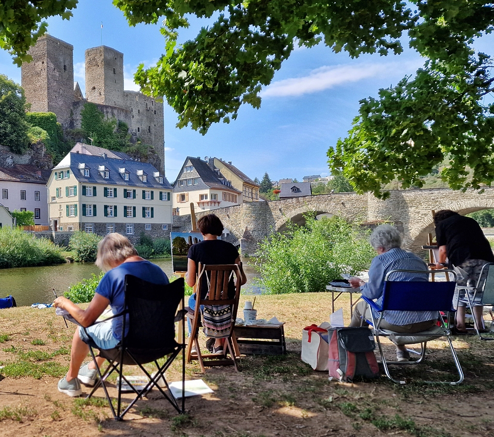 Künstlergruppe vor Burg Runkel