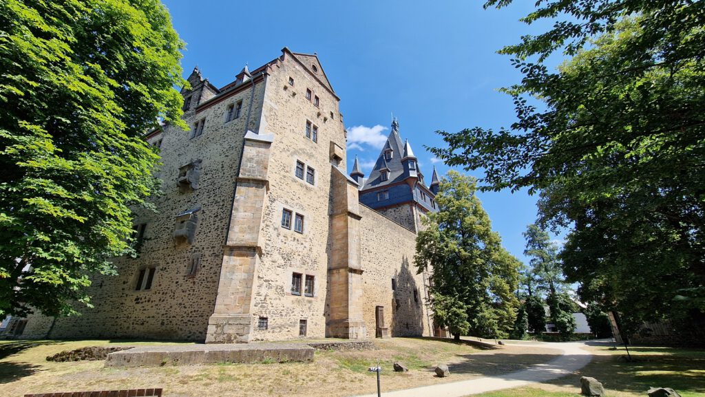 Massive Südfassade: Schloss Romrod