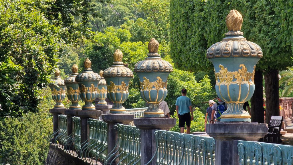 Urnen auf der Balustrade