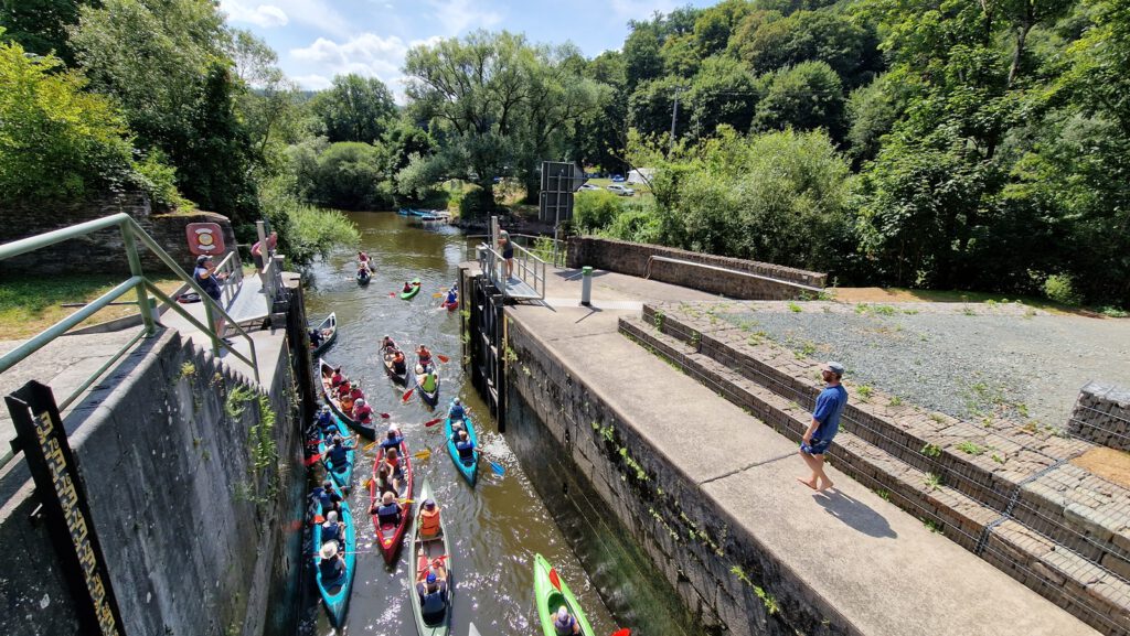 Kanufahrer am Ende des Weilburger Schifffahrtstunnels