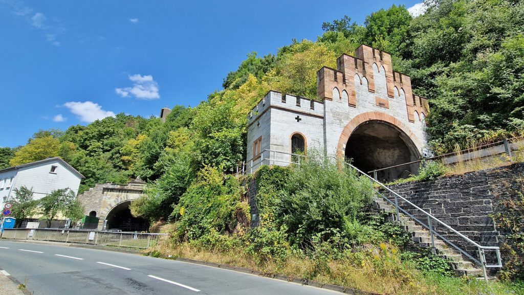 Weilburger Tunnelensemble: Rechts Eisenbahn, links Schiff